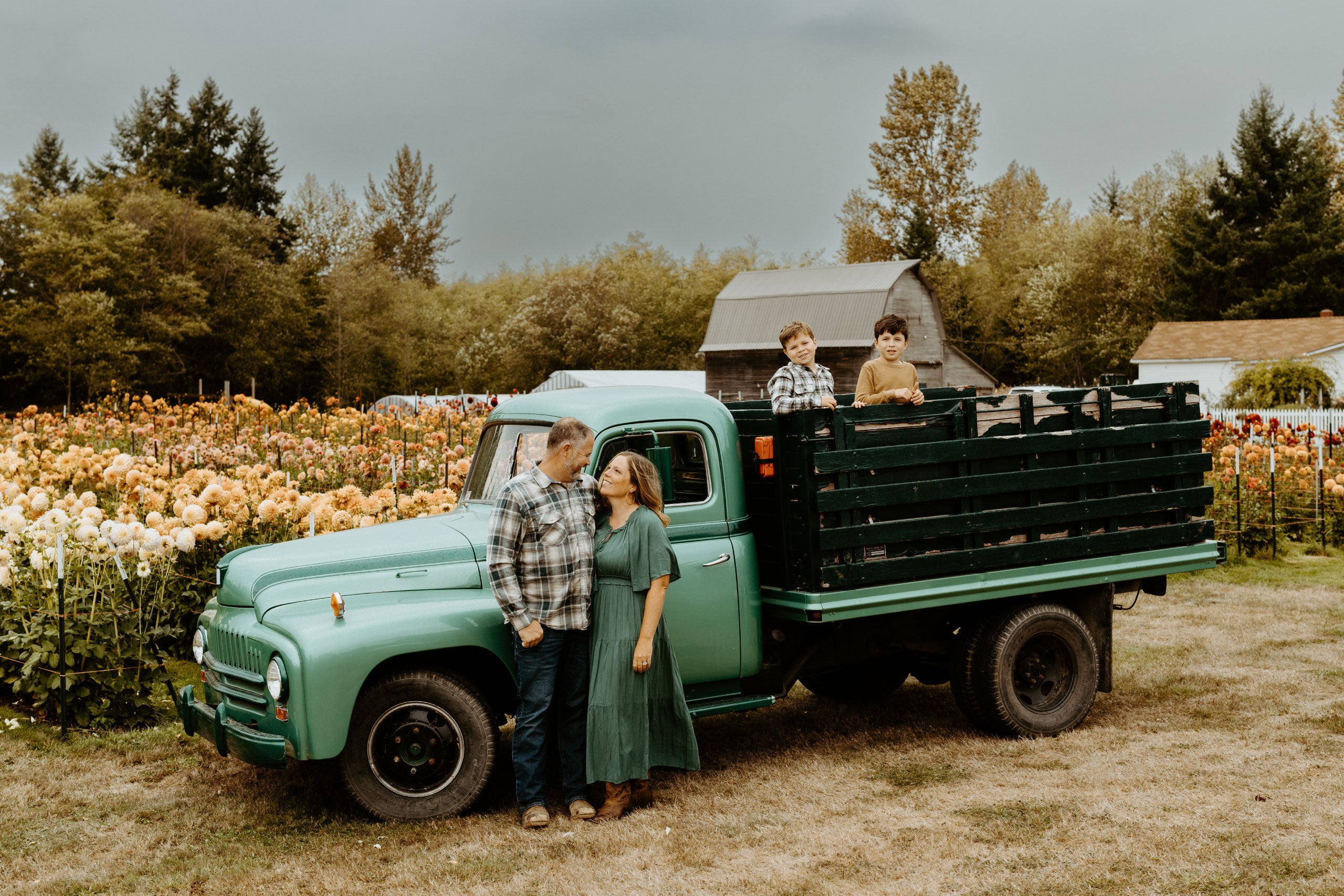 thefarmhouseflowerfarm.com